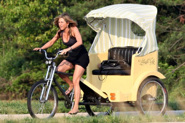 Jennifer-Aniston-rode-pedicab-June-2009-while-filming-Bounty