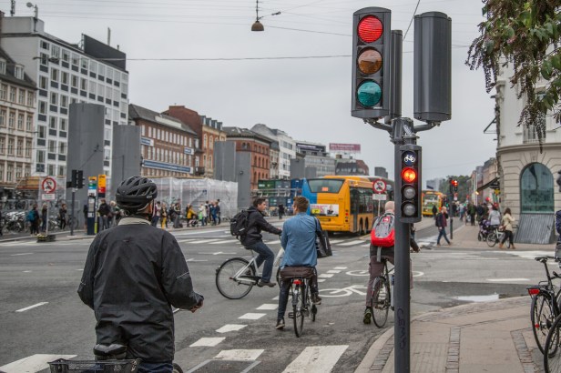 Перекресток с велополосой и светофором для велосипедистов в Копенгагене. Фото: Tony Webster