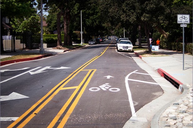 Велополоса для движения в противотоке, Пасадена (Калифорния). Фото: Richard Risemberg