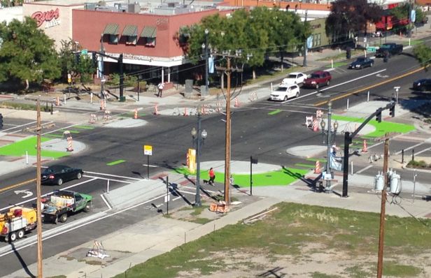 0930_protected-intersection