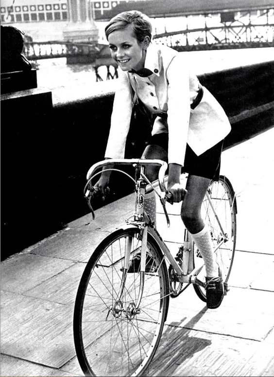Твигги на велосипеде