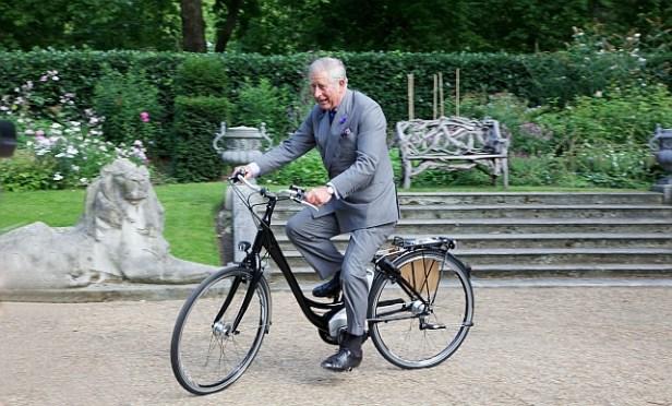 Принц Чарльз на велосипеде