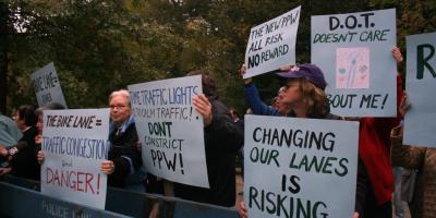 Протесты против велодорожки в Бруклине, 2011 год.