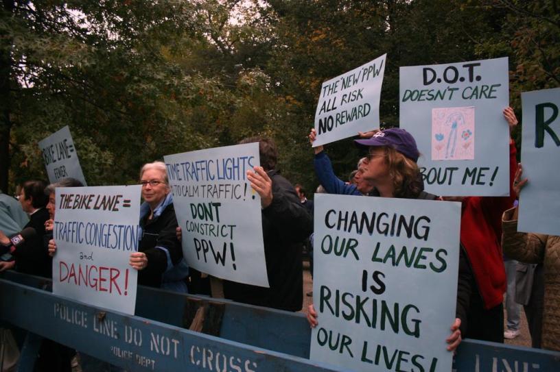 Протесты против велодорожки в Бруклине, 2011 год.